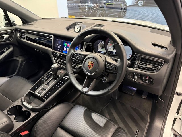2022 PORSCHE MACAN - Photo 2