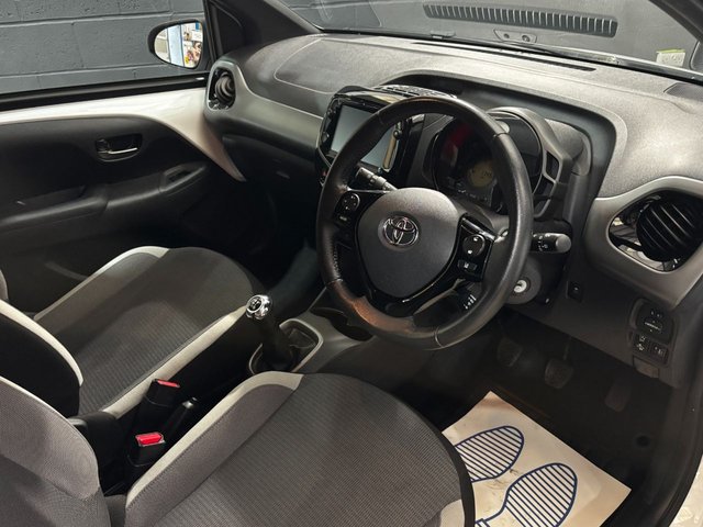 2021 TOYOTA AYGO - Photo 2