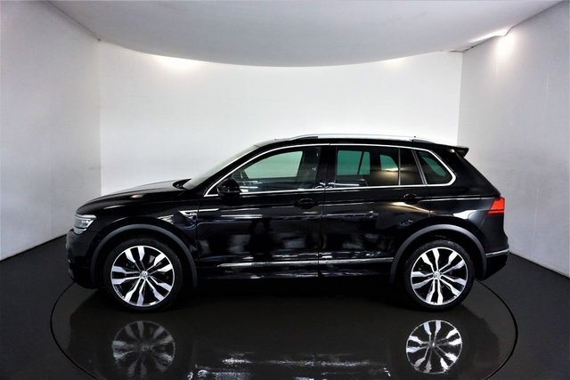 2019 VOLKSWAGEN TIGUAN 2.0 TDI R-Line Tech SUV 5dr Diesel DSG 4Motion Euro 6 (s/s) (190 ps) 1 FORMER KEEPER CAR-BLUETOOTH-AUTOMATIC TAILGATE-OPENING PANORAMIC GLASS SUNROOF-AUTO HEADLIGHTS-CLIMATE CONTROL-MFSW-HEATED SEATS-DAB RADIO-SATNAV-CRUISE CONTROL-GREAT EXAMPLE - Photo 4