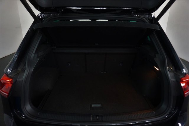 2019 VOLKSWAGEN TIGUAN 2.0 TDI R-Line Tech SUV 5dr Diesel DSG 4Motion Euro 6 (s/s) (190 ps) 1 FORMER KEEPER CAR-BLUETOOTH-AUTOMATIC TAILGATE-OPENING PANORAMIC GLASS SUNROOF-AUTO HEADLIGHTS-CLIMATE CONTROL-MFSW-HEATED SEATS-DAB RADIO-SATNAV-CRUISE CONTROL-GREAT EXAMPLE - Photo 9