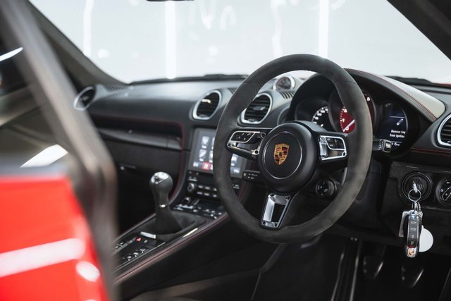 2022 PORSCHE 718 CAYMAN - Photo 2