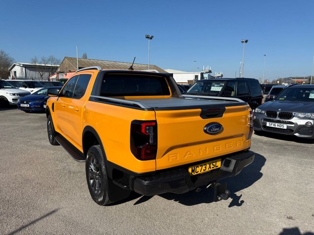 2023 FORD RANGER 2.0 TD EcoBlue Wildtrak Pickup Double Cab 4dr Diesel Auto 4WD Euro 6-1 OWNER FROM NEW FANTASTIC EXAMPLE FINISHED IN CYBER ORANGE-WITH BLACK LEATHER UPHOLSTERY AND ORANGE STITCHING-TOW PACK-ELECTRIC ROLLER SHUTTER-HEATED SEATS AND STEERING WHEEL-BLUETOOTH-CRUISE CONTROL-SATNAV-REVERSE CAMERA-DAB RADIO-CAR PLAY-DUAL ZONE CLIMATE CONTROL - Photo 5