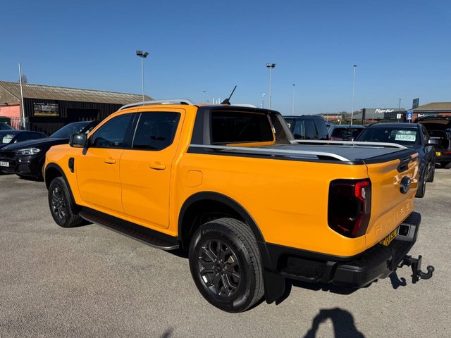 2023 FORD RANGER 2.0 TD EcoBlue Wildtrak Pickup Double Cab 4dr Diesel Auto 4WD Euro 6-1 OWNER FROM NEW FANTASTIC EXAMPLE FINISHED IN CYBER ORANGE-WITH BLACK LEATHER UPHOLSTERY AND ORANGE STITCHING-TOW PACK-ELECTRIC ROLLER SHUTTER-HEATED SEATS AND STEERING WHEEL-BLUETOOTH-CRUISE CONTROL-SATNAV-REVERSE CAMERA-DAB RADIO-CAR PLAY-DUAL ZONE CLIMATE CONTROL - Photo 4