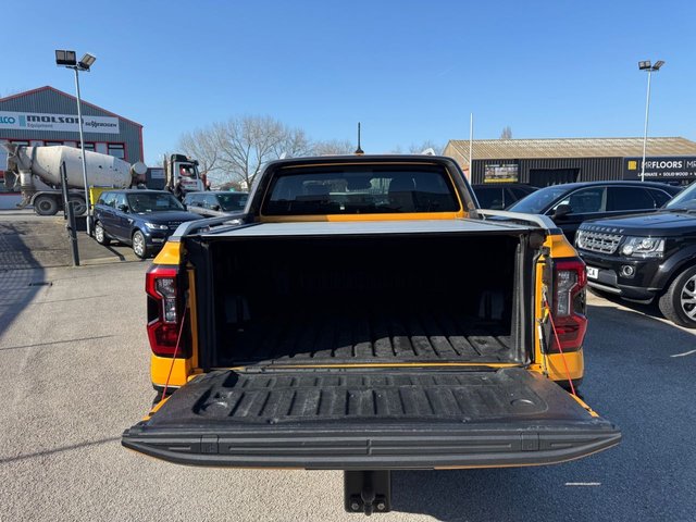 2023 FORD RANGER 2.0 TD EcoBlue Wildtrak Pickup Double Cab 4dr Diesel Auto 4WD Euro 6-1 OWNER FROM NEW FANTASTIC EXAMPLE FINISHED IN CYBER ORANGE-WITH BLACK LEATHER UPHOLSTERY AND ORANGE STITCHING-TOW PACK-ELECTRIC ROLLER SHUTTER-HEATED SEATS AND STEERING WHEEL-BLUETOOTH-CRUISE CONTROL-SATNAV-REVERSE CAMERA-DAB RADIO-CAR PLAY-DUAL ZONE CLIMATE CONTROL - Photo 7