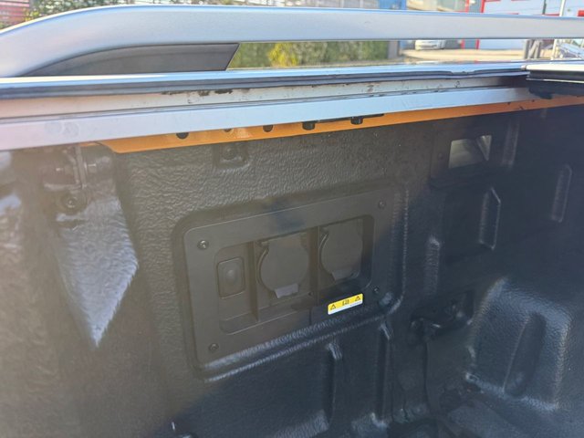 2023 FORD RANGER 2.0 TD EcoBlue Wildtrak Pickup Double Cab 4dr Diesel Auto 4WD Euro 6-1 OWNER FROM NEW FANTASTIC EXAMPLE FINISHED IN CYBER ORANGE-WITH BLACK LEATHER UPHOLSTERY AND ORANGE STITCHING-TOW PACK-ELECTRIC ROLLER SHUTTER-HEATED SEATS AND STEERING WHEEL-BLUETOOTH-CRUISE CONTROL-SATNAV-REVERSE CAMERA-DAB RADIO-CAR PLAY-DUAL ZONE CLIMATE CONTROL - Photo 8