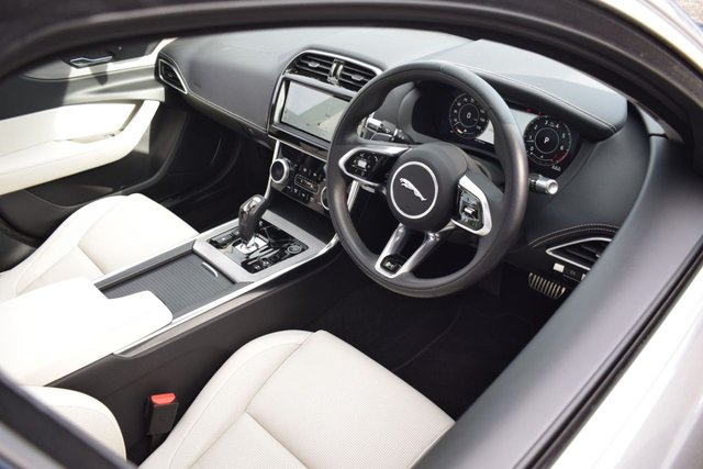 2021 Jaguar Xe 2L R-Dynamic Se 4dr - Photo 3