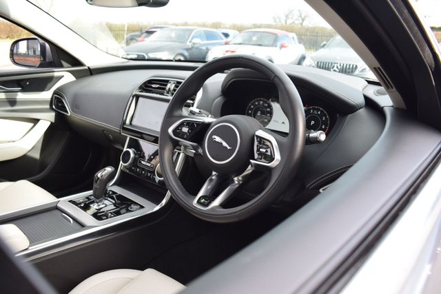 2021 Jaguar Xe 2L R-Dynamic Se 4dr - Photo 11