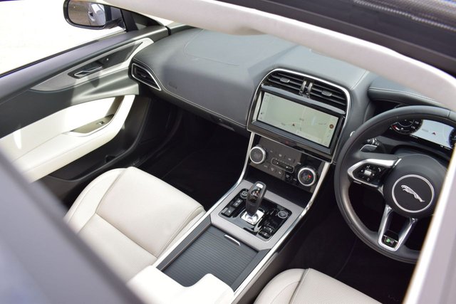 2021 Jaguar Xe 2L R-Dynamic Se 4dr - Photo 7