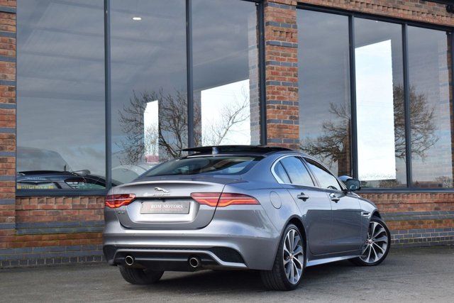 2021 Jaguar Xe 2L R-Dynamic Se 4dr - Photo 2