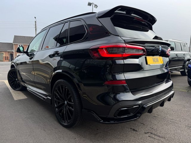 2021 BMW X5 2021 3.0 30d MHT M Sport SUV 5dr Diesel Hybrid Auto xDrive Euro 6 (s/s) (286 ps) * HUGE SPEC LIST * M SPORT PRO PACK * 22" ALLOYS WHEELS * M PERFORMANCE STYLING KIT * RED M SPORT BRAKES * HEATED VERNASCA LEATHER * APPLE CARPLAY * VIRTUAL COCKPIT * 2.5-ZONE CLIMATE CONTROL * ADAPTIVE M SPORT SUSPENSION * LED LIGHTS * REAR CAMERA * BLACK SAPPHIRE * SUN PROTECTION GLAZING * FRONT + REAR PARKING SENSORS * AMBIENT LIGHTING * AUTOMATIC TAILGATE * CRUISE CONTROL * DAB * SAT NAV * STUNNING THROUGHOUT * - Photo 2