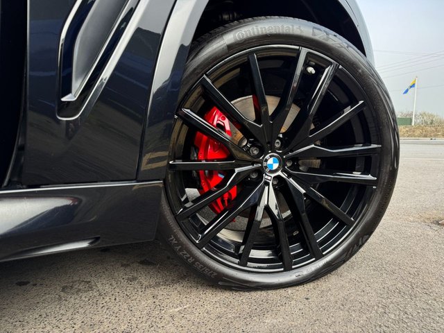 2021 BMW X5 2021 3.0 30d MHT M Sport SUV 5dr Diesel Hybrid Auto xDrive Euro 6 (s/s) (286 ps) * HUGE SPEC LIST * M SPORT PRO PACK * 22" ALLOYS WHEELS * M PERFORMANCE STYLING KIT * RED M SPORT BRAKES * HEATED VERNASCA LEATHER * APPLE CARPLAY * VIRTUAL COCKPIT * 2.5-ZONE CLIMATE CONTROL * ADAPTIVE M SPORT SUSPENSION * LED LIGHTS * REAR CAMERA * BLACK SAPPHIRE * SUN PROTECTION GLAZING * FRONT + REAR PARKING SENSORS * AMBIENT LIGHTING * AUTOMATIC TAILGATE * CRUISE CONTROL * DAB * SAT NAV * STUNNING THROUGHOUT * - Photo 5