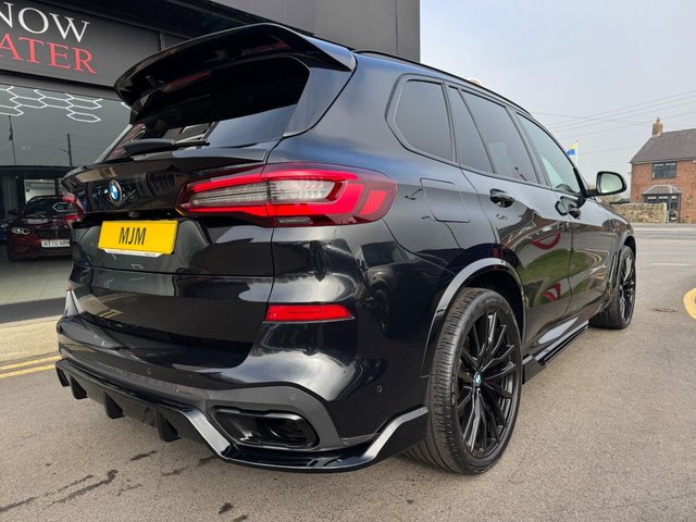 2021 BMW X5 2021 3.0 30d MHT M Sport SUV 5dr Diesel Hybrid Auto xDrive Euro 6 (s/s) (286 ps) * HUGE SPEC LIST * M SPORT PRO PACK * 22" ALLOYS WHEELS * M PERFORMANCE STYLING KIT * RED M SPORT BRAKES * HEATED VERNASCA LEATHER * APPLE CARPLAY * VIRTUAL COCKPIT * 2.5-ZONE CLIMATE CONTROL * ADAPTIVE M SPORT SUSPENSION * LED LIGHTS * REAR CAMERA * BLACK SAPPHIRE * SUN PROTECTION GLAZING * FRONT + REAR PARKING SENSORS * AMBIENT LIGHTING * AUTOMATIC TAILGATE * CRUISE CONTROL * DAB * SAT NAV * STUNNING THROUGHOUT * - Photo 6