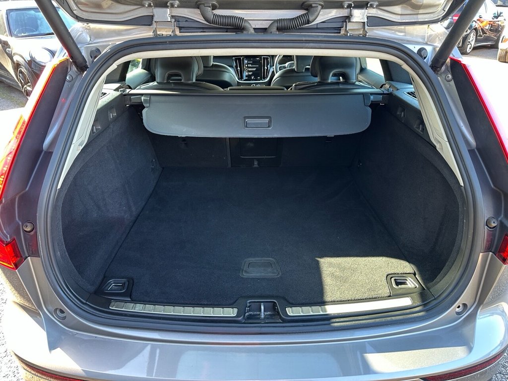 USED 2018 68 VOLVO V60 2.0 D4 Momentum Estate 5dr Diesel Auto Euro 6 (s/s) (190 ps) Navigation Lane Assist High Spec