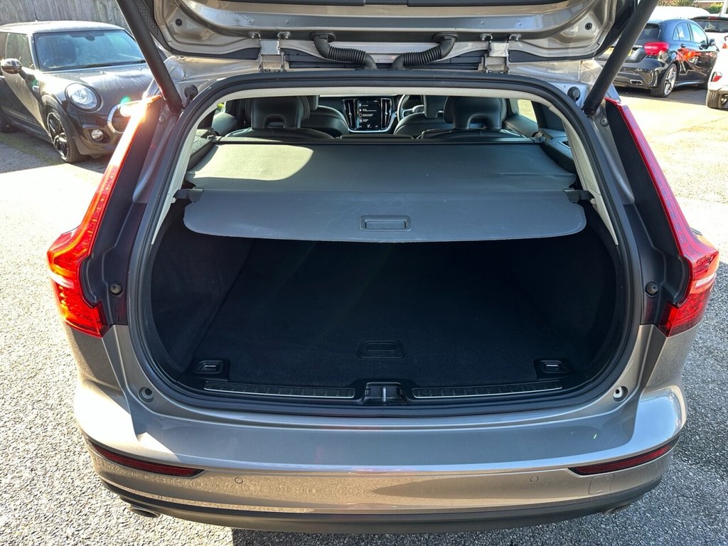 USED 2018 68 VOLVO V60 2.0 D4 Momentum Estate 5dr Diesel Auto Euro 6 (s/s) (190 ps) Navigation Lane Assist High Spec