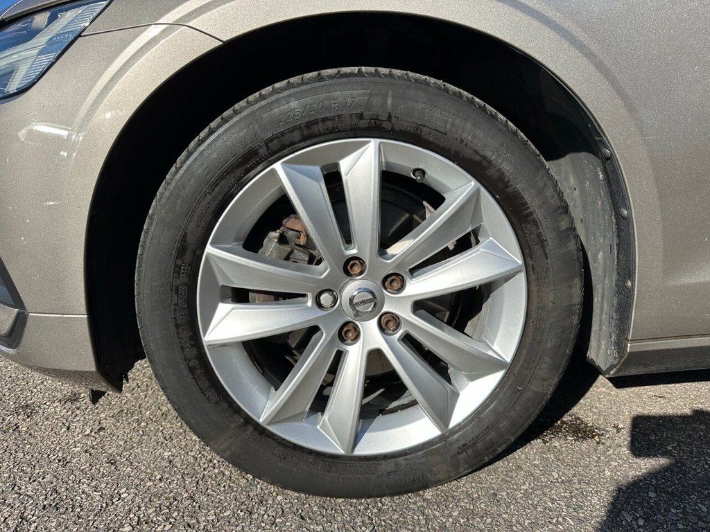 USED 2018 68 VOLVO V60 2.0 D4 Momentum Estate 5dr Diesel Auto Euro 6 (s/s) (190 ps) Navigation Lane Assist High Spec
