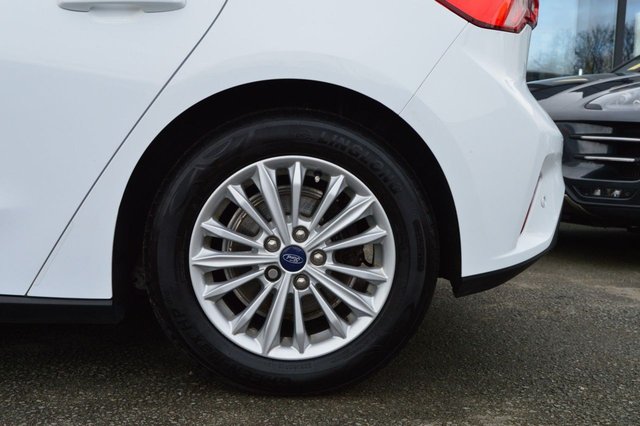 2018 FORD FOCUS 1.0T EcoBoost Titanium Hatchback 5dr Petrol Manual Euro 6 (s/s) (125 ps) - Photo 11