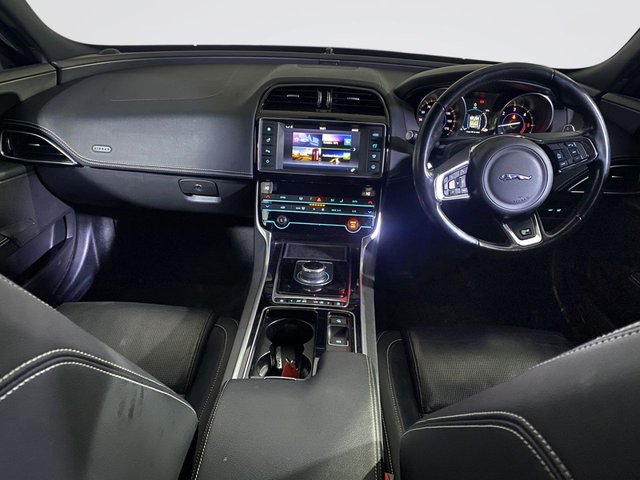 2018 Jaguar Xe 2L R-Sport 4dr - Photo 3