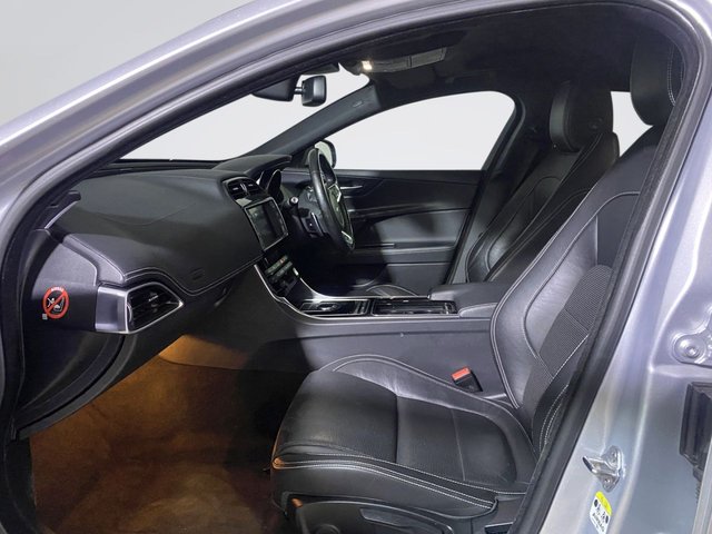 2018 Jaguar Xe 2L R-Sport 4dr - Photo 10