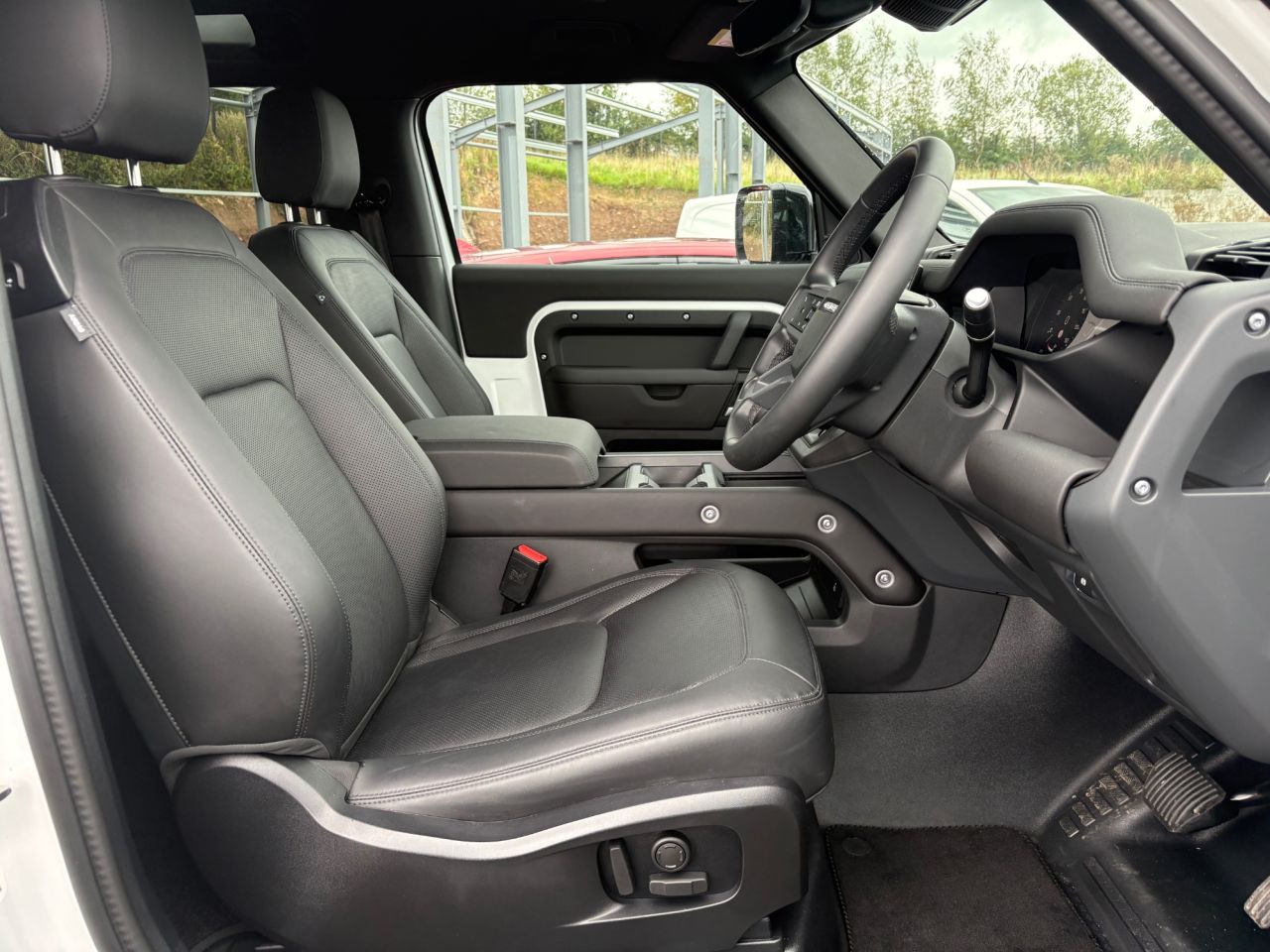 2025 LAND ROVER DEFENDER 3.0 D250 MHEV X-Dynamic SE SUV 3dr Diesel Auto 4WD Euro 6 (s/s) (250 ps) - vehicle photo 11 for sale on PureCar