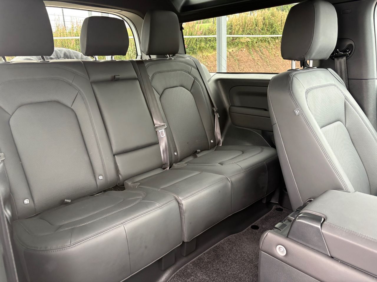 2025 LAND ROVER DEFENDER 3.0 D250 MHEV X-Dynamic SE SUV 3dr Diesel Auto 4WD Euro 6 (s/s) (250 ps) - vehicle photo 12 for sale on PureCar