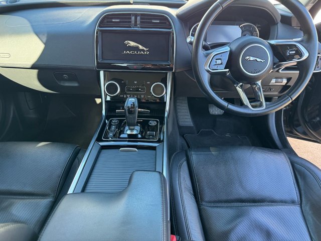 2020 Jaguar Xe 2L S 4dr - Photo 5