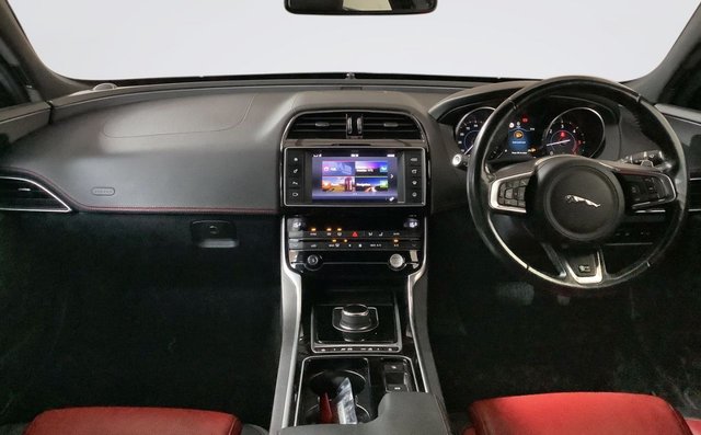 2017 Jaguar Xe 2L R-Sport 4dr - Photo 3