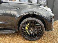 USED 2020 20 LAND ROVER DISCOVERY 3.0 SD V6 HSE SUV 5dr Diesel Auto 4WD Euro 6 (s/s) (306 ps) HUGE SPEC + FULL URBAN CARBON KIT + 5 SEATS + 23" URBAN ALLOYS + MERIDIAN SOUND + 360 CAMERA + FINISHED IN SANTORINI BLACK WITH BLACK HEATED LEATHER SEATS + ELECTRIC SEATS + BLUETOOTH + DAB RADIO + CRUISE CONTROL + HEATED STEERING WHEEL + SIDE STEPS + PRIVACY GLASS + BLACK ROOF RAILS + HPI CLEAR + 2 KEYS