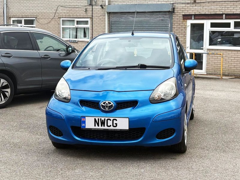 2010 Toyota Aygo in blue — photo 2 of 17
