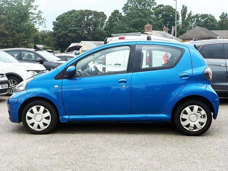 2010 Toyota Aygo in blue — photo 8 of 17