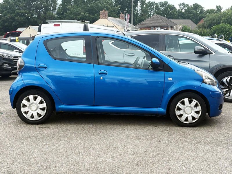 2010 Toyota Aygo in blue — photo 9 of 17