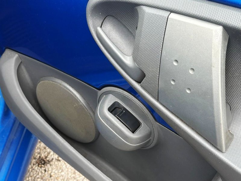 2010 Toyota Aygo in blue — photo 16 of 17