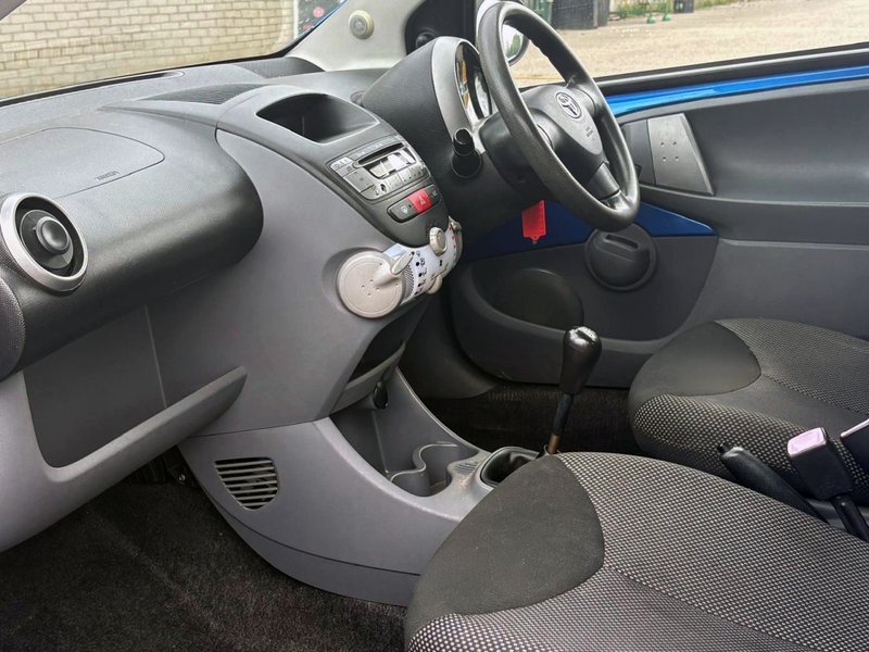 2010 Toyota Aygo in blue — photo 11 of 17