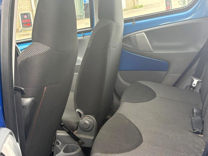 2010 Toyota Aygo in blue — photo 14 of 17