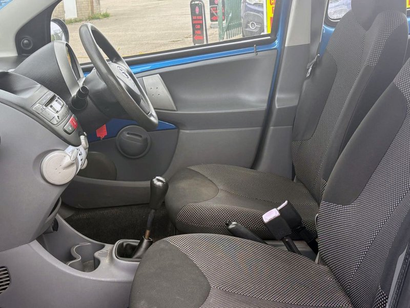 2010 Toyota Aygo in blue — photo 10 of 17