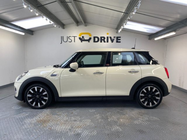 2020 MINI Hatch 1.5L Cooper Exclusive 5dr - Photo 2