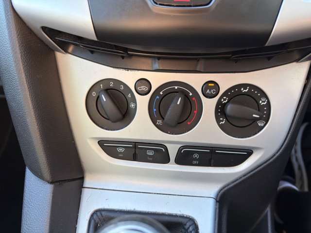 2012 Ford Focus 1.6L Zetec 5dr - Photo 9