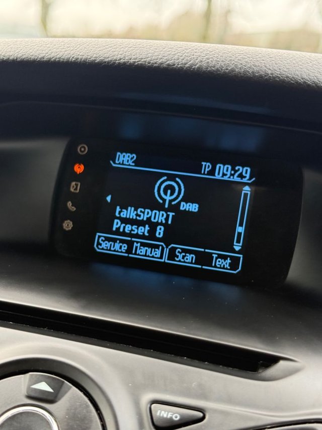 2012 Ford Focus 1.6L Zetec 5dr - Photo 12