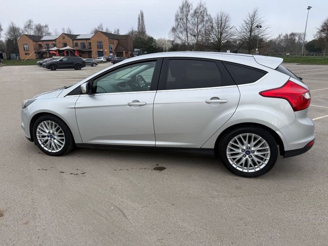 2012 Ford Focus 1.6L Zetec 5dr - Photo 2