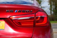 USED 2016 16 BMW X6 3.0 M50d SUV 5dr Diesel Auto xDrive Euro 6 (s/s) (381 ps) FLAMENCO RED METALLIC PAINTWORK + REAR CAMERA + BLACK PACK + HEATED SEATS