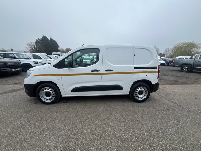 2021 Vauxhall Combo 1.5L Dynamic 4dr - Photo 4