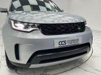 USED 2023 72 LAND ROVER DISCOVERY 3.0 D300 MHEV SE commercial 5dr Diesel Auto 4WD Euro 6 (s/s) (300 ps) Finished In Kuadao Silver, This Discovery Comes With Full Dealer Service History, 360 Degree & Reverse Camera, 2 Keys, 21" Diamond Cut Alloys, Heated Electric Memory Seats, 12 Months MOT 3 Months Warranty. Finance And Extended Warranty Available.
