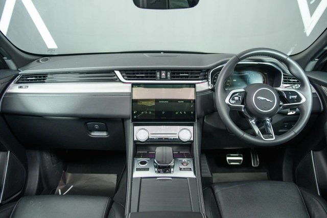 2023 JAGUAR F-PACE - Photo 2