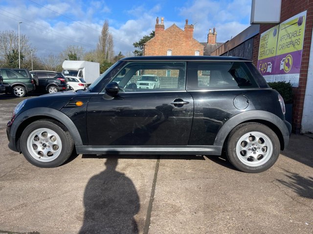 2013 MINI Hatch 1.6L Cooper D 3dr - Photo 2