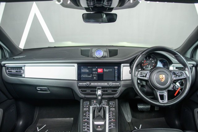 2018 PORSCHE MACAN - Photo 2