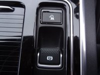 USED 2016 66 JAGUAR XF 2.0d Portfolio Saloon 4dr Diesel Auto Euro 6 (s/s) (180 ps)  FRONT & REAR PARK ASSIST WITH REVERSING CAMERA 