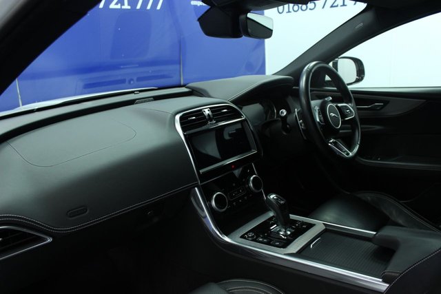 2020 JAGUAR XE - Photo 9