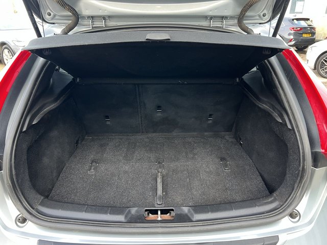 2017 VOLVO V40 CROSS COUNTRY 2.0 D2 Pro Hatchback 5dr Diesel Manual Euro 6 (s/s) (120 ps) - Photo 9