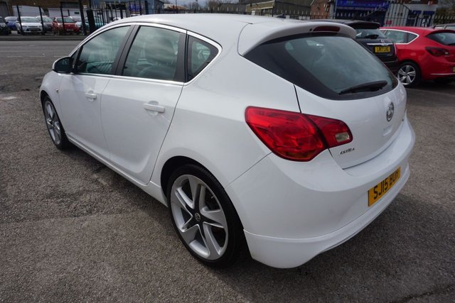 2015 VAUXHALL ASTRA - Photo 4