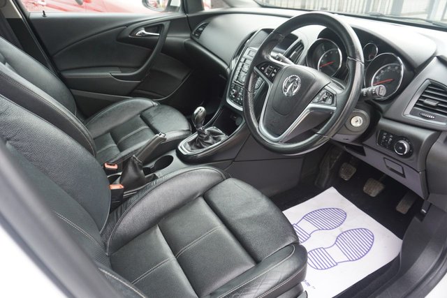 2015 VAUXHALL ASTRA - Photo 11