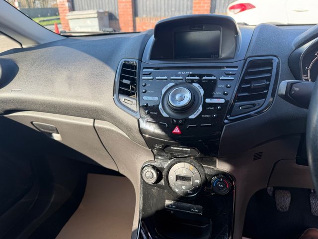 2015 FORD FIESTA 1.6 TDCi ECOnetic Titanium Hatchback 5dr Diesel Manual Euro 5 (s/s) (95 ps) - Photo 10